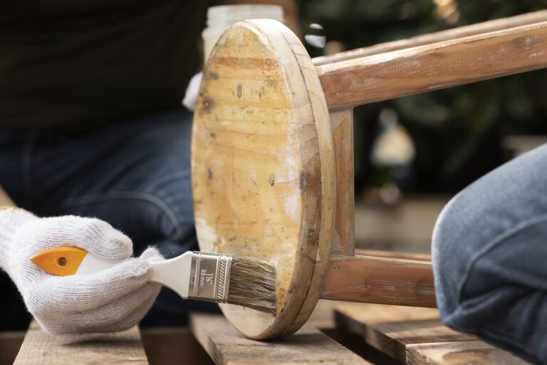 Jangan Salah! Ini Cara Efektif Mengaplikasikan Pengawet Kayu untuk Furnitur Luar Ruangan